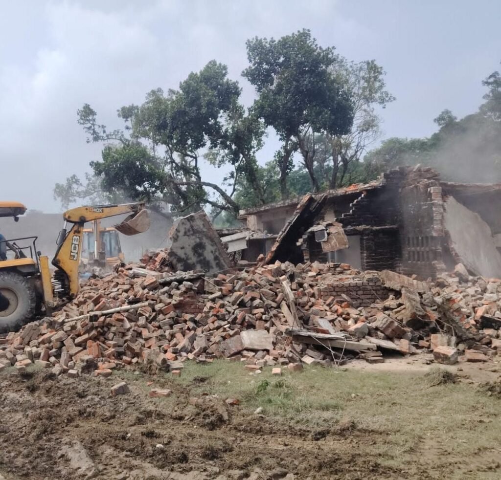 चार वर्षीय बच्ची से दुष्कर्म के आरोपी के घर पर चला प्रशासन का बुलडोजर 1 चार वर्षीय बच्ची से दुष्कर्म के आरोपी के घर पर चला प्रशासन का बुलडोजर - KHERI, उत्तर प्रदेश