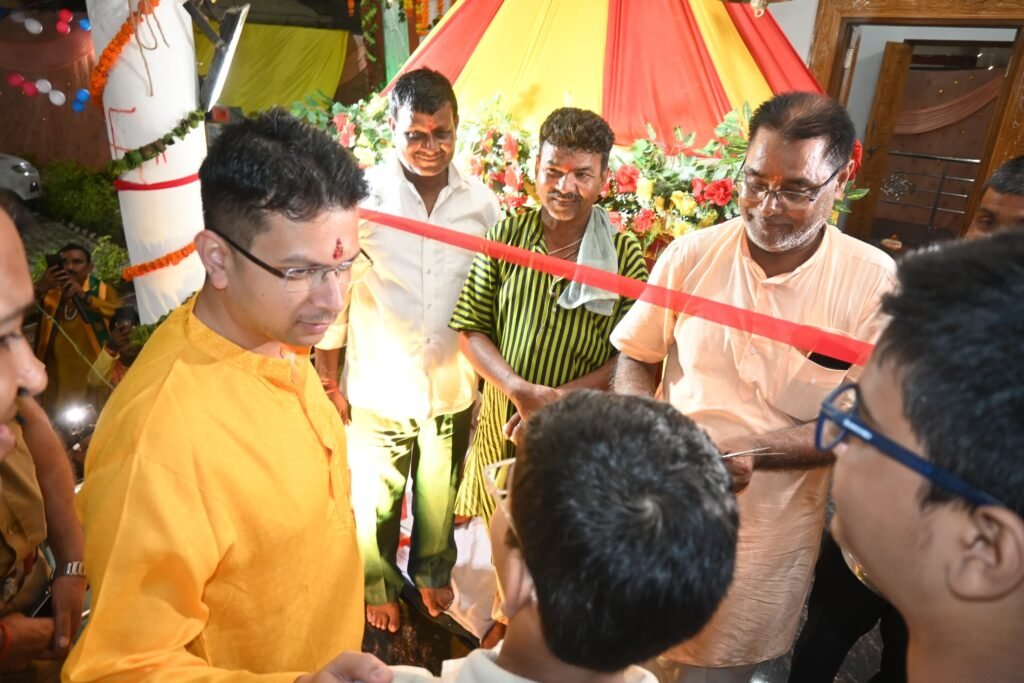 थाना ठुठीबारी परिसर स्थित शिव मंदिर के जीर्णोद्धार एवं सौन्दर्यीकरण कार्य का पुलिस अधीक्षक महराजगंज श्री शक्ति मोहन अवस्थी ने विधिवत पूजा अर्चना के साथ किया लोकार्पण - MAHRAJGANJ, उत्तर प्रदेश