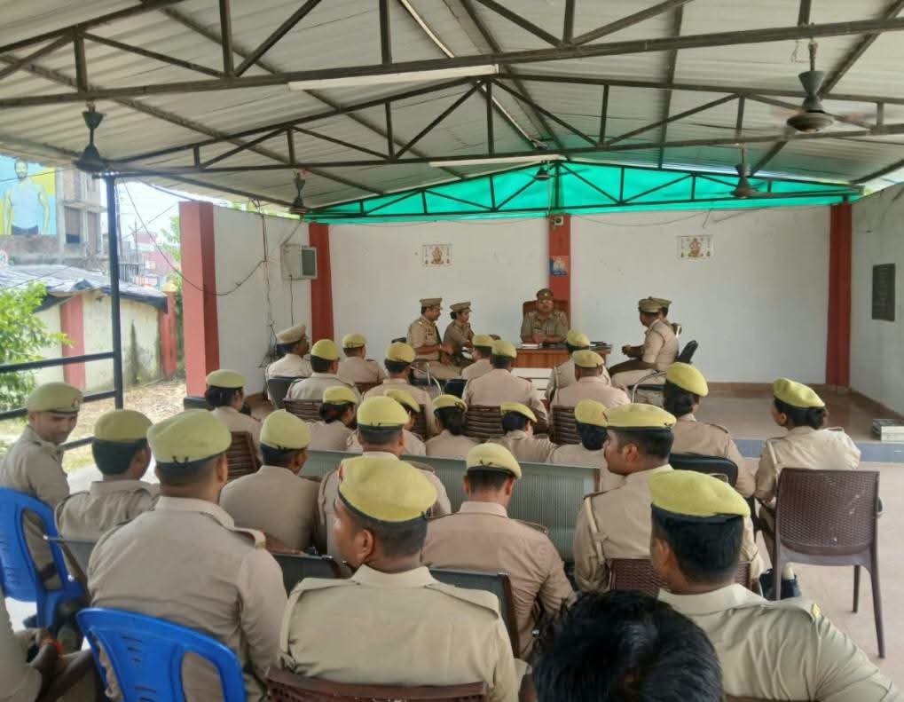 पुलिस अधीक्षक महराजगंज के निर्देशन में रविवार को जनपद के सभी थानों पर ‘संवाद दिवस’ का हुआ सफल आयोजन 1 पुलिस अधीक्षक महराजगंज के निर्देशन में रविवार को जनपद के सभी थानों पर ‘संवाद दिवस’ का हुआ सफल आयोजन - MAHRAJGANJ, उत्तर प्रदेश