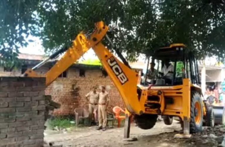 बृजमनगंज थाना क्षेत्र के खड़खोड़ा गांव स्थित प्राचीन शिव मंदिर की भूमि पर किए गए कथित अवैध कब्जे के खिलाफ सोमवार को प्रशासन ने की बड़ी कार्रवाई