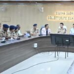त्योहारों से पहले कानून-व्यवस्था को लेकर डीएम-एसपी सख्त, अफसरों को पैनी नजर रखने के दिए निर्देश