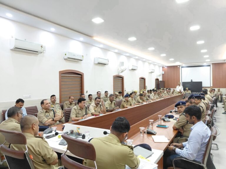 गणेश चतुर्थी पर सुरक्षा सख्त: अराजक तत्वों पर कसेगा शिकंजा एसएसपी बोले- गश्त बढ़ाएं, लापरवाही बर्दाश्त नहीं; त्योहार में खलल डालने वालों पर होगी कड़ी कार्रवाई