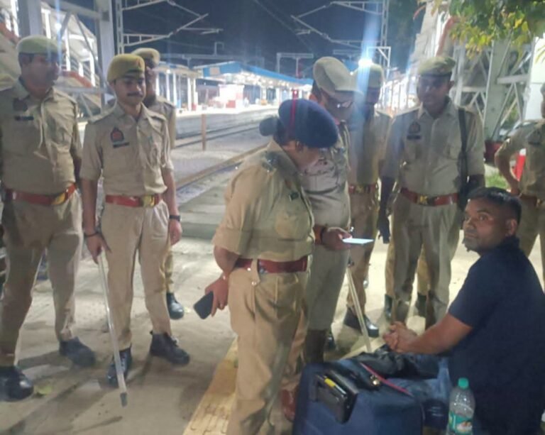 सुरक्षा व्यवस्था को मजबूत बनाए रखने और संदिग्ध गतिविधियों पर प्रभावी नजर रखने के लिए महराजगंज पुलिस ने जिलेभर में विशेष चेकिंग अभियान चलाया