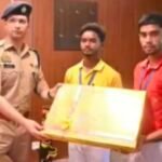 नहर में कूदी महिला की जान बचाने वाले दो बहादुर छात्रों को पुलिस अधीक्षक शक्ति मोहन अवस्थी ने किया सम्मानित