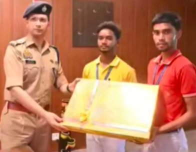 नहर में कूदी महिला की जान बचाने वाले दो बहादुर छात्रों को पुलिस अधीक्षक शक्ति मोहन अवस्थी ने किया सम्मानित