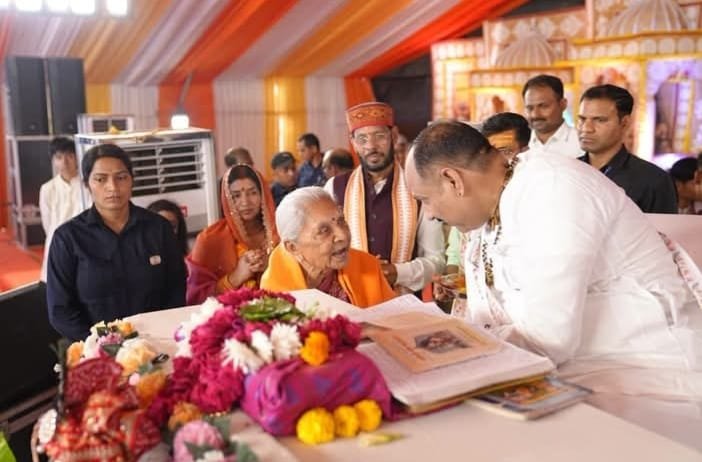 ऊंचाहार पहुंचीं राज्यपाल आनंदीबेन पटेल, शिवमहापुराण कथा में हुईं शामिल