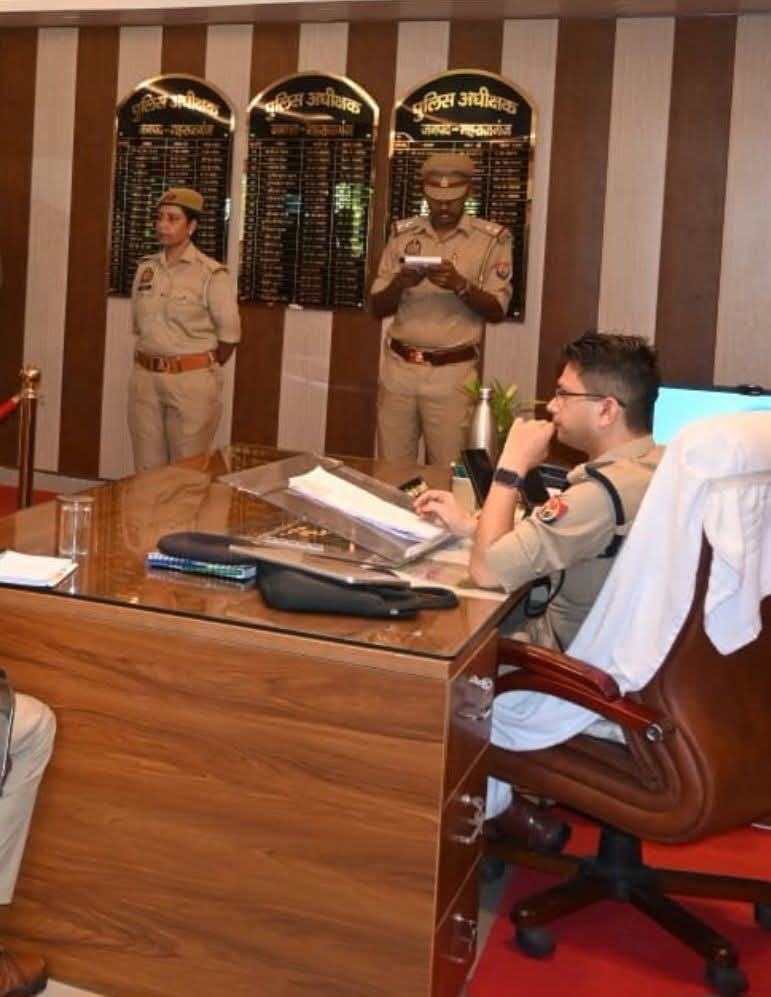 महराजगंज में 21 उप निरीक्षकों के कार्यक्षेत्र बदले, कई चौकियों पर नए प्रभारी कानून-व्यवस्था मजबूत करने को एसपी शक्ति मोहन अवस्थी ने किया प्रशासनिक फेरबदल 1 महराजगंज में 21 उप निरीक्षकों के कार्यक्षेत्र बदले, कई चौकियों पर नए प्रभारी कानून-व्यवस्था मजबूत करने को एसपी शक्ति मोहन अवस्थी ने किया प्रशासनिक फेरबदल - MAHRAJGANJ, उत्तर प्रदेश