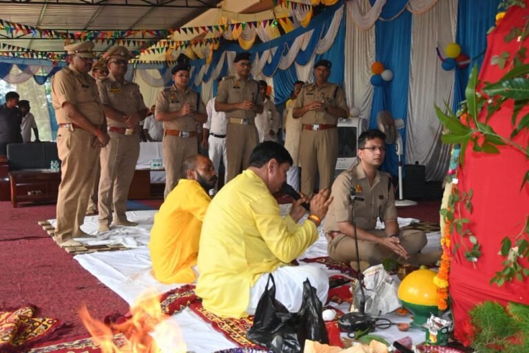 विश्वकर्मा पूजा के अवसर पर 17 सितंबर को रिजर्व पुलिस लाइन की परिवहन शाखा में भगवान विश्वकर्मा की पूजा-अर्चना और हवन विधि-विधान से हुआ संपन्न