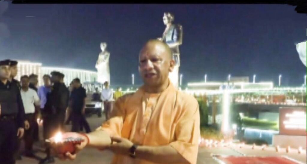 प्रधानमंत्री नरेंद्र मोदी के जन्मदिन के अवसर पर गुरुवार को उत्तर प्रदेश में ‘आशीर्वाद का दीया’ अभियान के तहत लाखों दीप जलाए गए 1 प्रधानमंत्री नरेंद्र मोदी के जन्मदिन के अवसर पर गुरुवार को उत्तर प्रदेश में ‘आशीर्वाद का दीया’ अभियान के तहत लाखों दीप जलाए गए - MAHRAJGANJ, उत्तर प्रदेश