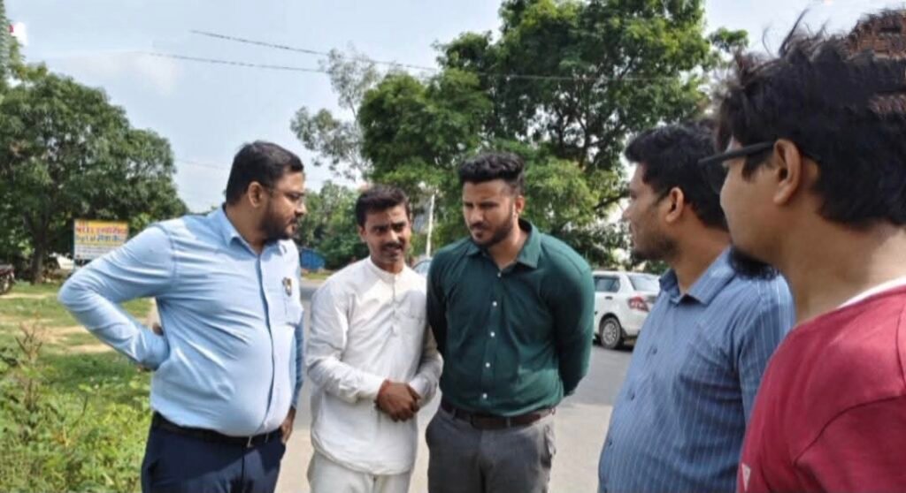कोल्हुई/लोटन मार्ग पर नाले के लिए पी डब्लू डी ने तेज की कवायद अधिकारियों ने किया स्थलीय निरीक्षण 1 कोल्हुई/लोटन मार्ग पर नाले के लिए पी डब्लू डी ने तेज की कवायद अधिकारियों ने किया स्थलीय निरीक्षण - MAHRAJGANJ, उत्तर प्रदेश