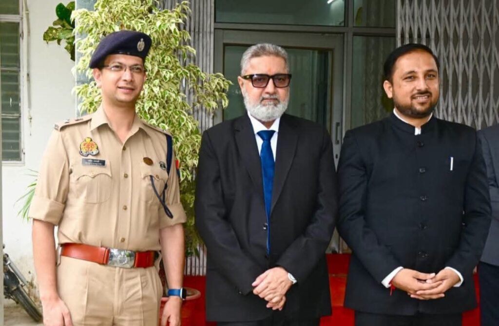 न्यायमूर्ति प्रवीण कुमार गिरी के महराजगंज प्रथम आगमन पर डीएम-एसपी ने किया भव्य स्वागत 1 न्यायमूर्ति प्रवीण कुमार गिरी के महराजगंज प्रथम आगमन पर डीएम-एसपी ने किया भव्य स्वागत - MAHRAJGANJ, उत्तर प्रदेश