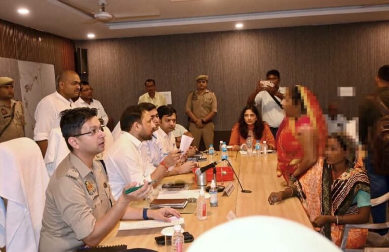 निचलौल तहसील सभागार में शनिवार को जिलाधिकारी एवं पुलिस अधीक्षक की संयुक्त अध्यक्षता में सम्पूर्ण समाधान दिवस का किया गया आयोजन