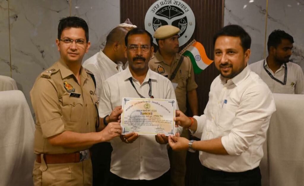 उत्कृष्ट कार्य करने वाले राजस्व लेखपाल सम्मानित, डीएम-एसपी ने दिए प्रशस्ति पत्र राजस्व लेखपालों का सम्मान - MAHRAJGANJ, उत्तर प्रदेश