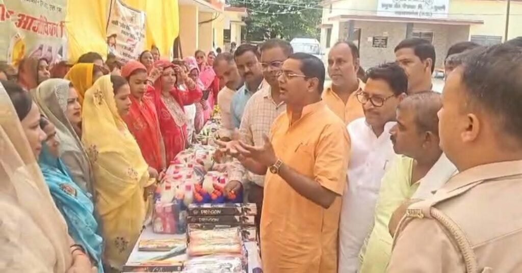 घुघली में ‘सेवा सेतु’ का आगाज, विधायक जय मंगल कन्नौजिया ने जलाया सेवा-संकल्प का दीप 1 घुघली में ‘सेवा सेतु’ का आगाज, विधायक जय मंगल कन्नौजिया ने जलाया सेवा-संकल्प का दीप - MAHRAJGANJ, उत्तर प्रदेश