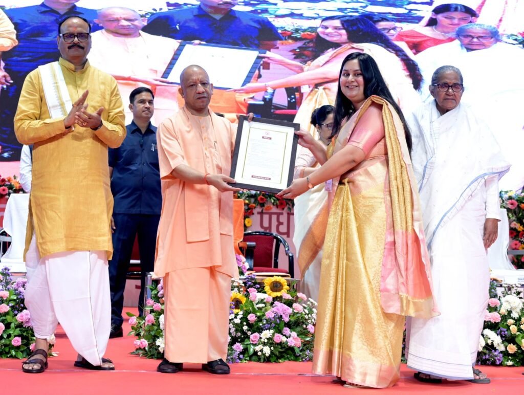 मुख्यमंत्री योगी आदित्यनाथ जी ने अशासकीय सहायता प्राप्त माध्यमिक विद्यालयों के चयनित प्रधानाचार्यो को किया नियुक्ति पत्र वितरण - MAHRAJGANJ, उत्तर प्रदेश
