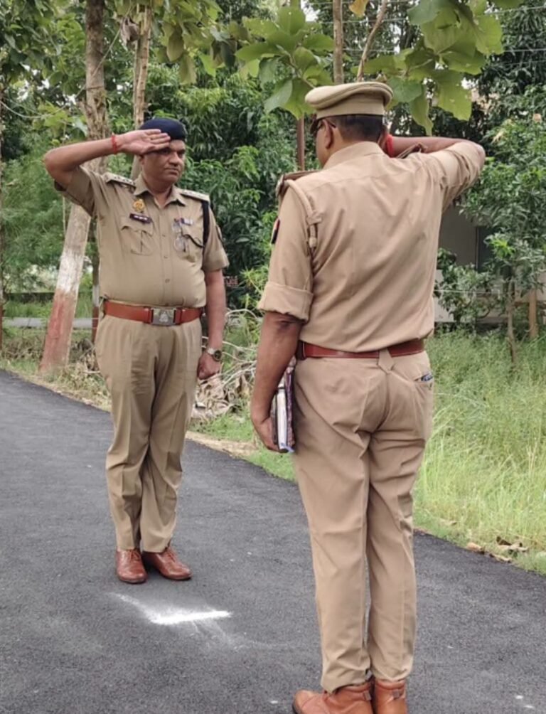 बुधवार परेड में पुलिसकर्मियों की वर्दी और अनुशासन परखी, क्षेत्राधिकारी ने दिए जरूरी निर्देश