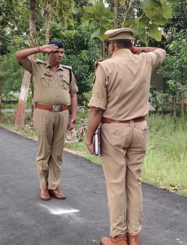 बुधवार परेड में पुलिसकर्मियों की वर्दी और अनुशासन परखी, क्षेत्राधिकारी ने दिए जरूरी निर्देश 1 बुधवार परेड में पुलिसकर्मियों की वर्दी और अनुशासन परखी, क्षेत्राधिकारी ने दिए जरूरी निर्देश - MAHRAJGANJ, उत्तर प्रदेश