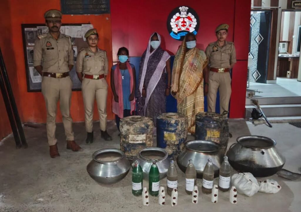अवैध कच्ची शराब के निर्माण और बिक्री के खिलाफ चलाए जा रहे अभियान में बृजमनगंज पुलिस और आबकारी विभाग की संयुक्त टीम ने की बड़ी कार्रवाई 1 अवैध कच्ची शराब के निर्माण और बिक्री के खिलाफ चलाए जा रहे अभियान में बृजमनगंज पुलिस और आबकारी विभाग की संयुक्त टीम ने की बड़ी कार्रवाई - MAHRAJGANJ, उत्तर प्रदेश