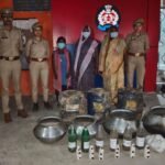 अवैध कच्ची शराब के निर्माण और बिक्री के खिलाफ चलाए जा रहे अभियान में बृजमनगंज पुलिस और आबकारी विभाग की संयुक्त टीम ने की बड़ी कार्रवाई