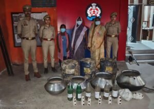 अवैध कच्ची शराब के निर्माण और बिक्री के खिलाफ चलाए जा रहे अभियान में बृजमनगंज पुलिस और आबकारी विभाग की संयुक्त टीम ने की बड़ी कार्रवाई