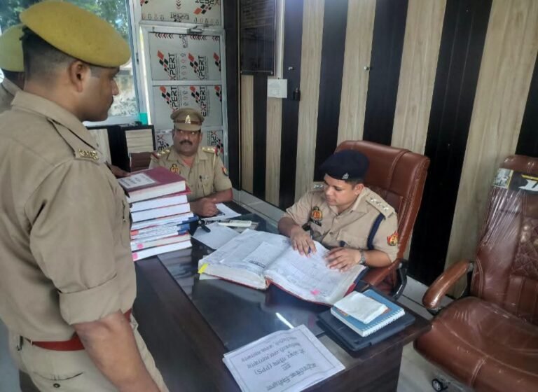 क्षेत्राधिकारी सदर अंकुर गौतम ने बुधवार को थाना भिटौली का अर्धवार्षिक निरीक्षण किया निरीक्षण के दौरान उन्होंने थाना परिसर की व्यवस्थाओं का जायजा लेते हुए दिये आवश्यक निर्देश