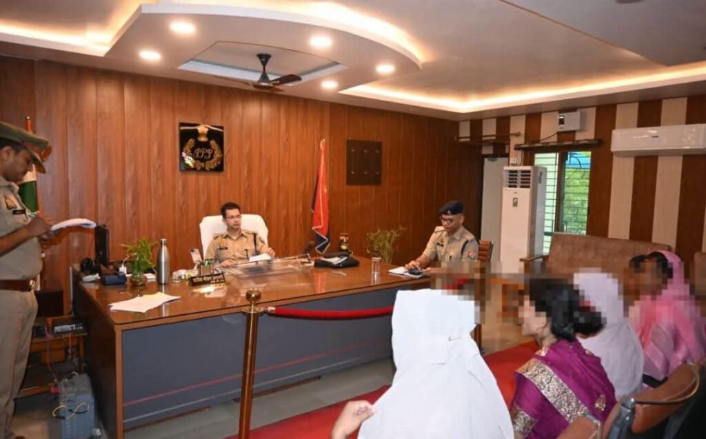पुलिस अधीक्षक शक्ति मोहन अवस्थी ने पुलिस कार्यालय में जनसुनवाई कर फरियादियों की सुनीं समस्याएं 1 पुलिस अधीक्षक शक्ति मोहन अवस्थी ने पुलिस कार्यालय में जनसुनवाई कर फरियादियों की सुनीं समस्याएं - MAHRAJGANJ, उत्तर प्रदेश