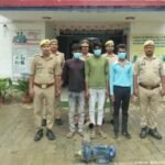 परसामलिक पुलिस ने चोरी की घटना का खुलासा करते हुए तीन वांछित अभियुक्तों को किया गिरफ्तार