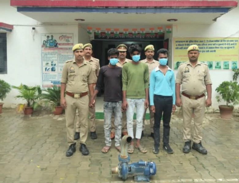 परसामलिक पुलिस ने चोरी की घटना का खुलासा करते हुए तीन वांछित अभियुक्तों को किया गिरफ्तार - MAHRAJGANJ, उत्तर प्रदेश