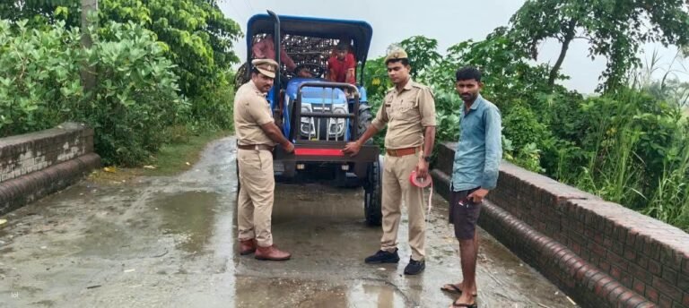 महराजगंज में ट्रैक्टर-ट्रॉलियों पर पुलिस का रिफ्लेक्टर अभियान