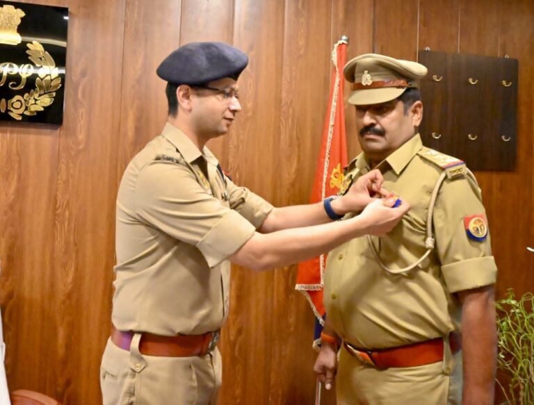 पुलिस सेवा में उत्कृष्ट एवं सराहनीय योगदान के लिए गृह मंत्रालय, भारत सरकार ने वर्ष 2026 में महराजगंज पुलिस के 26 पुलिसकर्मियों को सेवा पदक से सम्मानित किया है