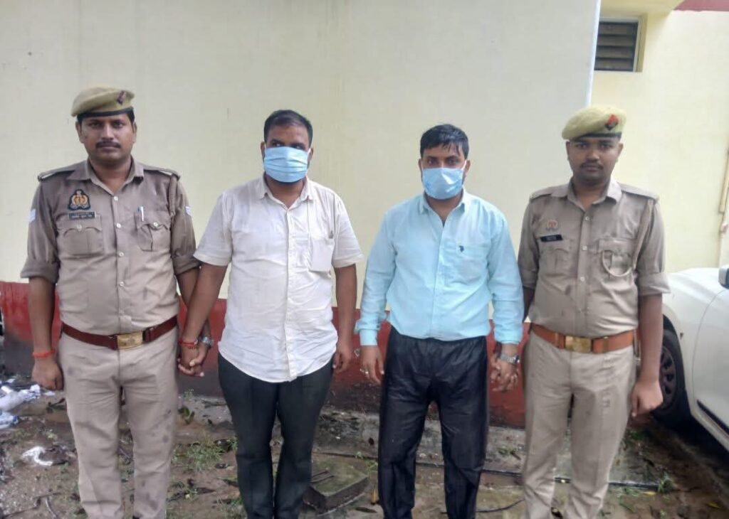 जिला न्यायालय परिसर में पारिवारिक विवाद को लेकर हुई मारपीट के मामले में थाना कोतवाली पुलिस ने त्वरित कार्रवाई करते हुए मुकदमा दर्ज कर दो आरोपियों को किया गिरफ्तार - MAHRAJGANJ, उत्तर प्रदेश