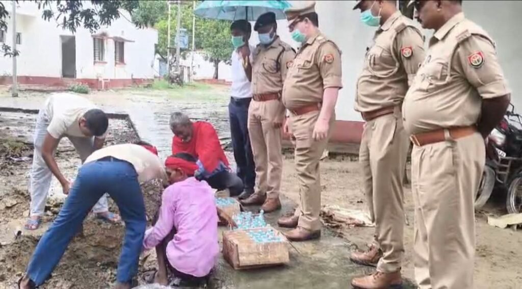7 मुकदमों में जब्त 44 लीटर अवैध शराब न्यायालय के आदेशानुसार किया गया नष्ट - MAHRAJGANJ, उत्तर प्रदेश