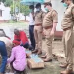 7 मुकदमों में जब्त 44 लीटर अवैध शराब न्यायालय के आदेशानुसार किया गया नष्ट