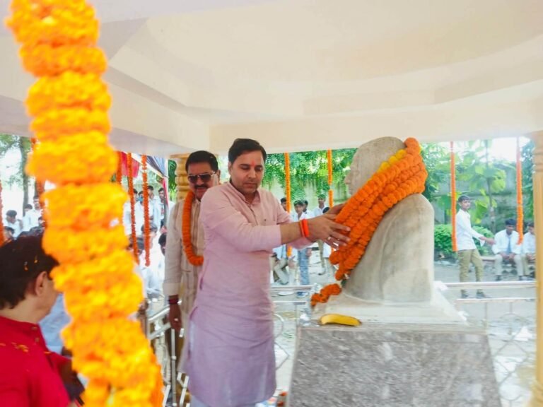 सरयू प्रसाद इंटर कॉलेज, कठिराव, वाराणसी के स्थापना दिवस के अवसर पर आयोजित कार्यक्रम में बीजेपी नेता विपिन कुमार पाठक हुए उपस्थित