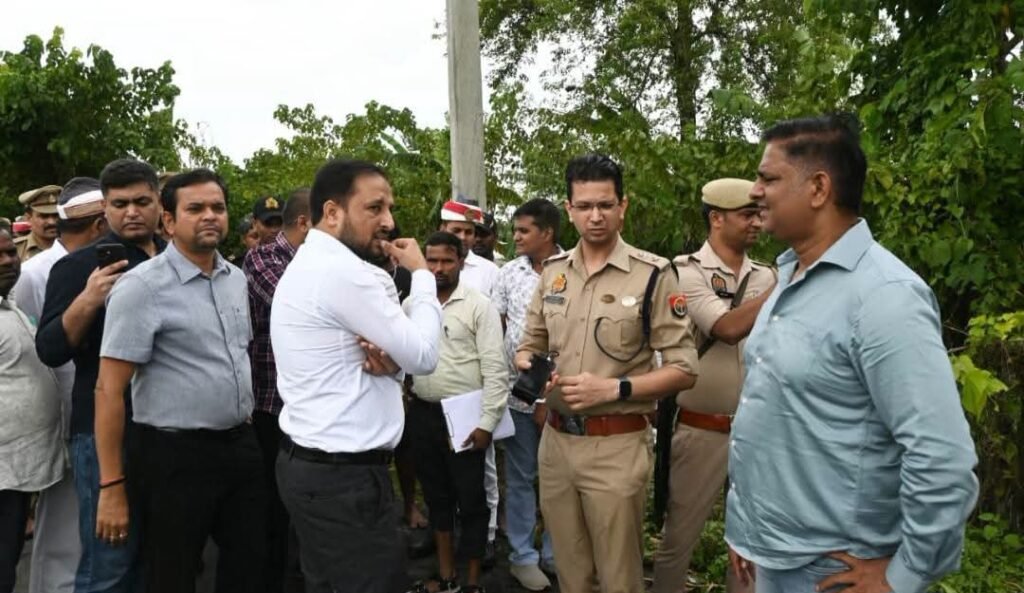 बाढ़ के हालात का डीएम-एसपी ने लिया जायजा, संवेदनशील इलाकों में 24 घंटे सतर्कता के निर्देश 1 बाढ़ के हालात का डीएम-एसपी ने लिया जायजा, संवेदनशील इलाकों में 24 घंटे सतर्कता के निर्देश - MAHRAJGANJ, उत्तर प्रदेश