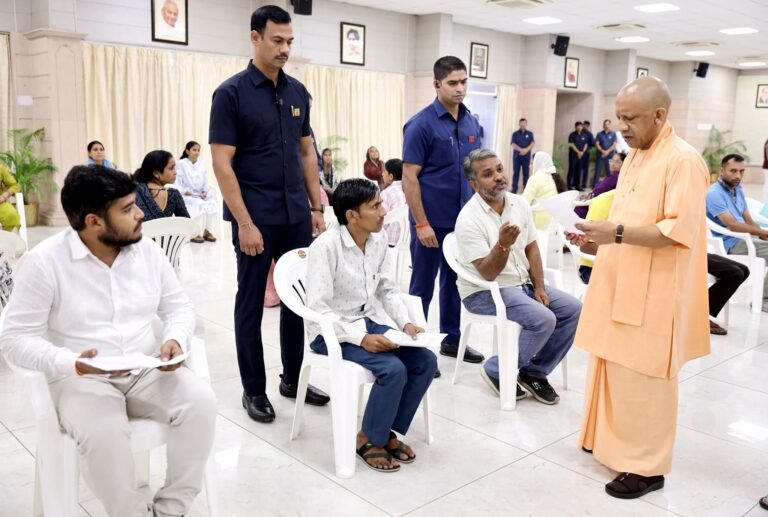 मुख्यमंत्री योगी आदित्यनाथ ने आज लखनऊ स्थित अपने सरकारी आवास पर लगाया जनता दर्शन सुनीं जनसमस्याएं