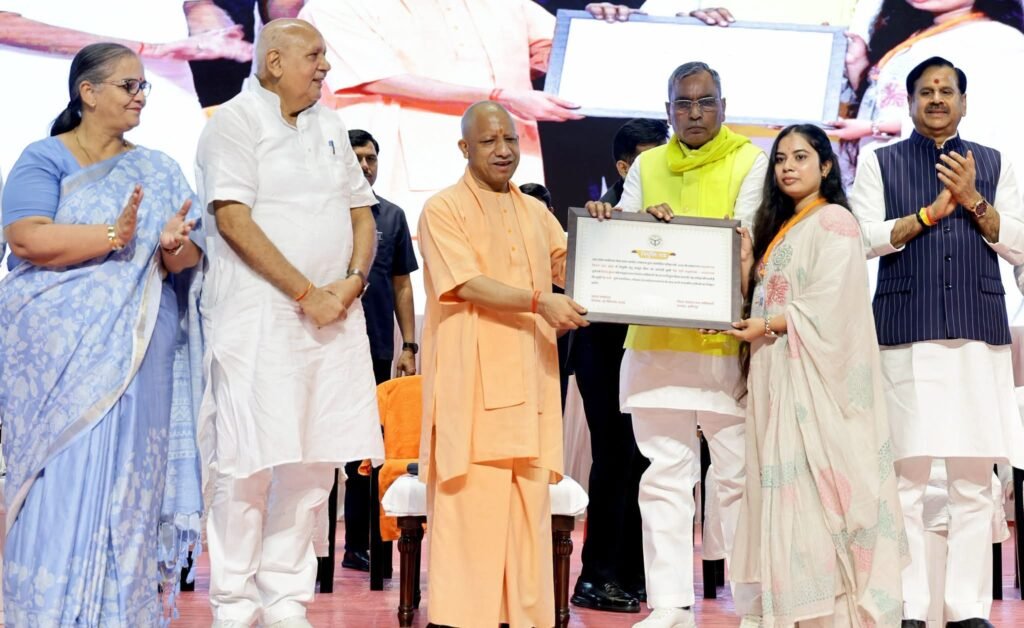 मुख्यमंत्री योगी आदित्यनाथ आज UPSSSC द्वारा पारदर्शी प्रक्रिया के माध्यम से चयनित 1375 ग्रामपंचायत अधिकारीयों के नियुक्ति पत्र वितरण कार्यक्रम में हुए सम्मिलित - MAHRAJGANJ, उत्तर प्रदेश