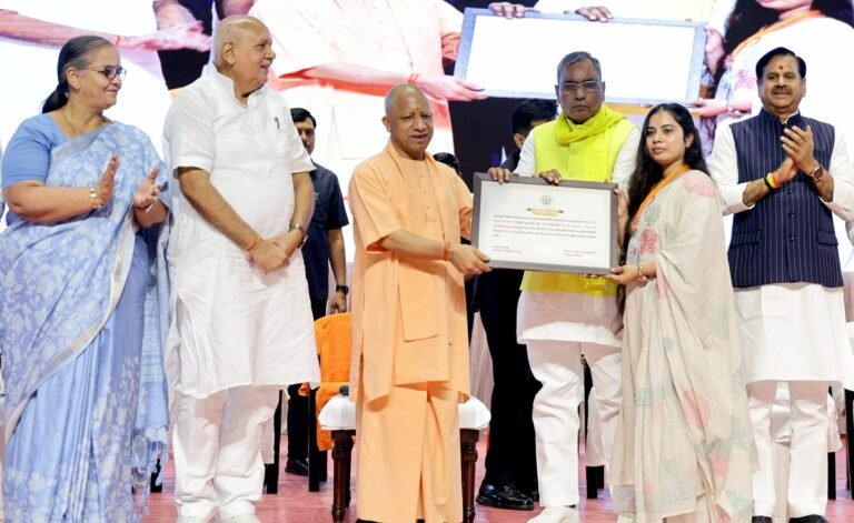 मुख्यमंत्री योगी आदित्यनाथ आज UPSSSC द्वारा पारदर्शी प्रक्रिया के माध्यम से चयनित 1375 ग्रामपंचायत अधिकारीयों के नियुक्ति पत्र वितरण कार्यक्रम में हुए सम्मिलित