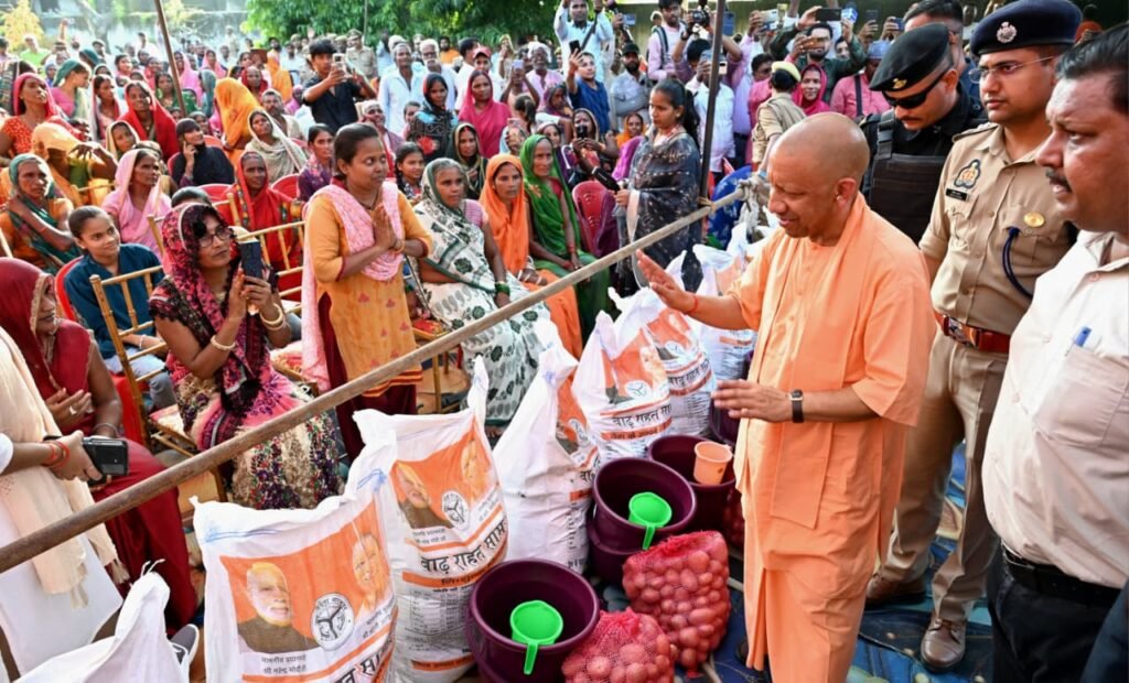 मुख्यमंत्री योगी आदित्यनाथ जी ने आज जनपद कुशीनगर में बाढ़ प्रभावित क्षेत्रों का निरीक्षण किया तथा प्रभावित परिवारों को राहत सामग्री वितरित की 1 मुख्यमंत्री योगी आदित्यनाथ जी ने आज जनपद कुशीनगर में बाढ़ प्रभावित क्षेत्रों का निरीक्षण किया तथा प्रभावित परिवारों को राहत सामग्री वितरित की - MAHRAJGANJ, उत्तर प्रदेश