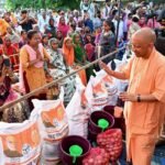मुख्यमंत्री योगी आदित्यनाथ जी ने आज जनपद कुशीनगर में बाढ़ प्रभावित क्षेत्रों का निरीक्षण किया तथा प्रभावित परिवारों को राहत सामग्री वितरित की