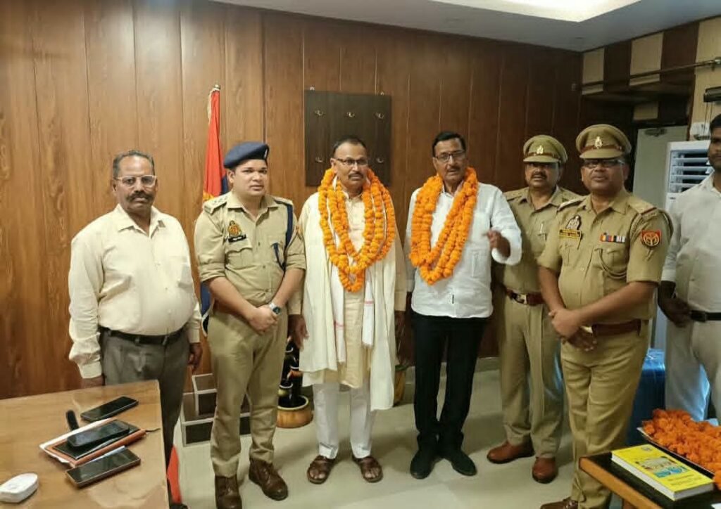 क्षेत्राधिकारी सदर महराजगंज ने सेवानिवृत्त मुख्य आरक्षी चालक सुरेंद्र प्रताप सिंह एवं कुक नवल किशोर कुशवाहा को उपहार भेंट कर किया सम्मानित - MAHRAJGANJ, उत्तर प्रदेश
