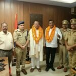 क्षेत्राधिकारी सदर महराजगंज ने सेवानिवृत्त मुख्य आरक्षी चालक सुरेंद्र प्रताप सिंह एवं कुक नवल किशोर कुशवाहा को उपहार भेंट कर किया सम्मानित