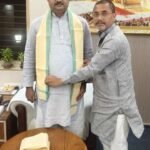 भारतीय जनता पार्टी के प्रदेश मुख्यालय लखनऊ में बुधवार को पूर्व विधायक बजरंग बहादुर सिंह ने भाजपा के प्रदेश महामंत्री संगठन धर्मपाल सिंह से की मुलाकात
