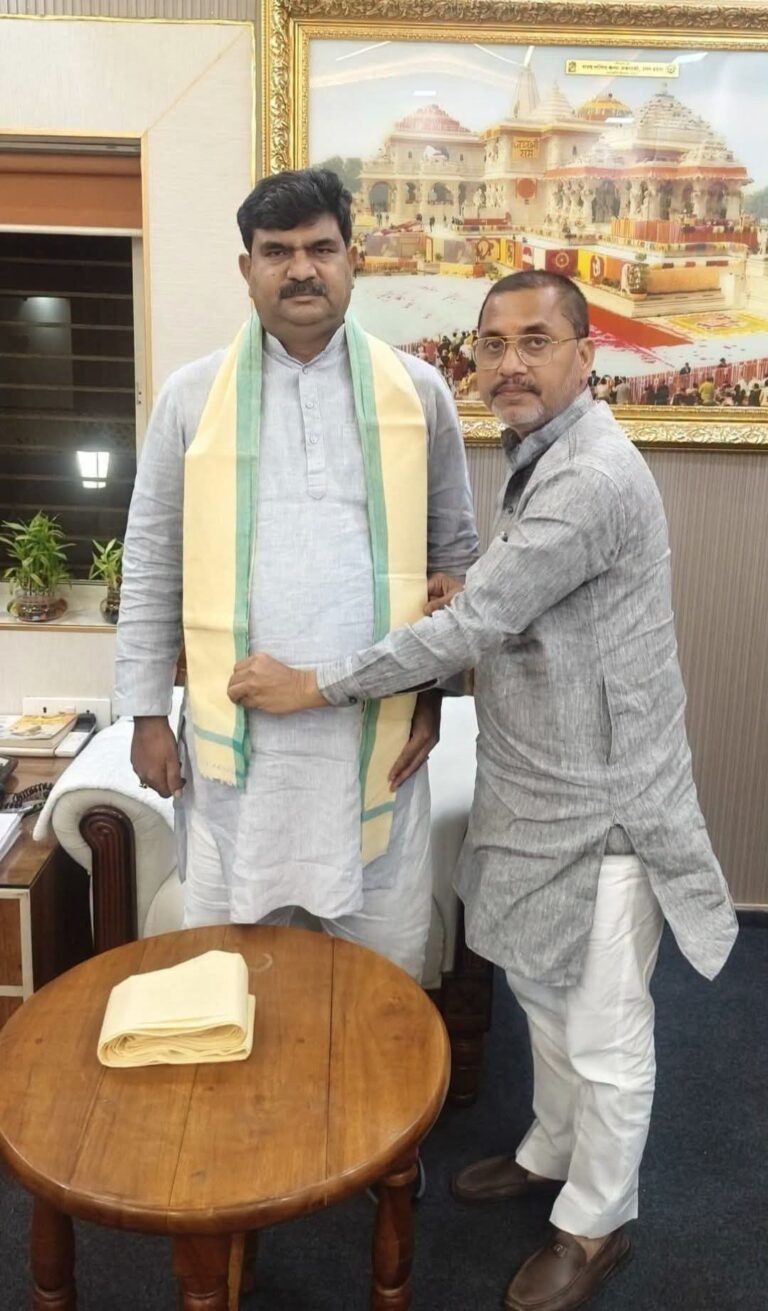 भारतीय जनता पार्टी के प्रदेश मुख्यालय लखनऊ में बुधवार को पूर्व विधायक बजरंग बहादुर सिंह ने भाजपा के प्रदेश महामंत्री संगठन धर्मपाल सिंह से की मुलाकात
