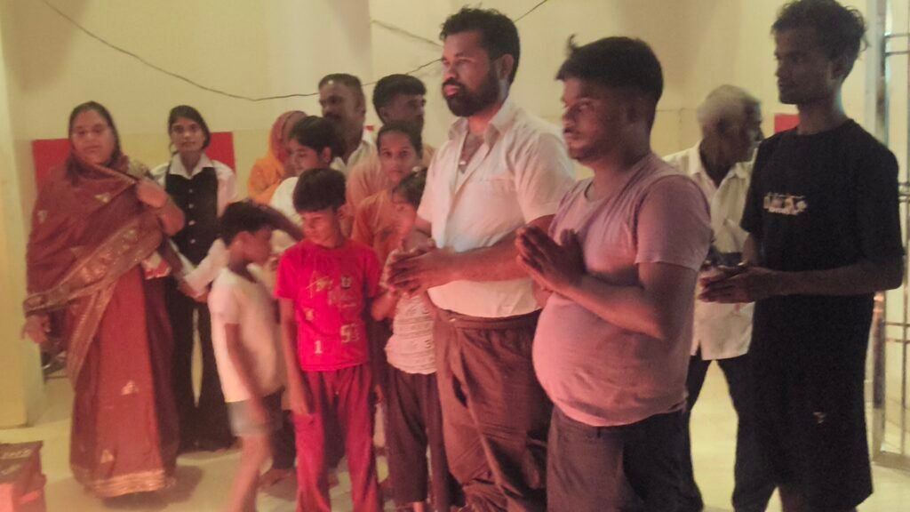 बालाजी महाराज मंदिर में श्रद्धालुओं ने किया दीप प्रज्वलन, पंचायत के कई स्थानों पर आयोजित हुए कार्यक्रम - KHERI, उत्तर प्रदेश