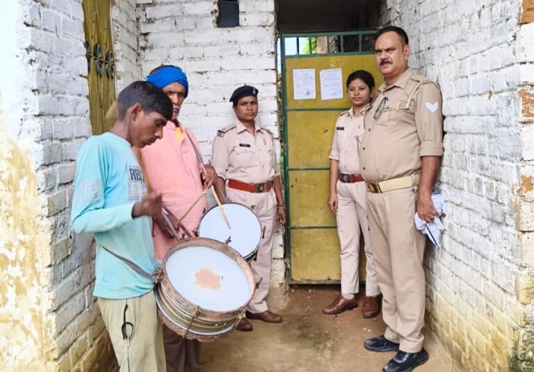 दहेज प्रताड़ना मामले में फरार कमल हसन व नसीमा बीबी के घर चस्पा हुआ इश्तेहार