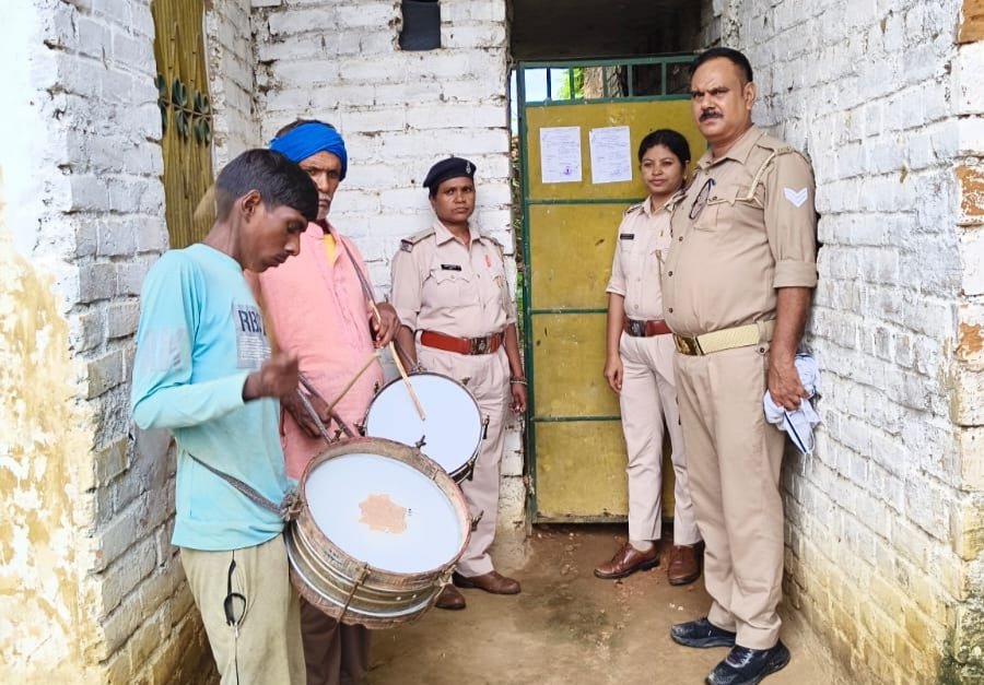 दहेज प्रताड़ना मामले में फरार कमल हसन व नसीमा बीबी के घर चस्पा हुआ इश्तेहार 1 दहेज प्रताड़ना मामले में फरार कमल हसन व नसीमा बीबी के घर चस्पा हुआ इश्तेहार - SONBHADRA, उत्तर प्रदेश