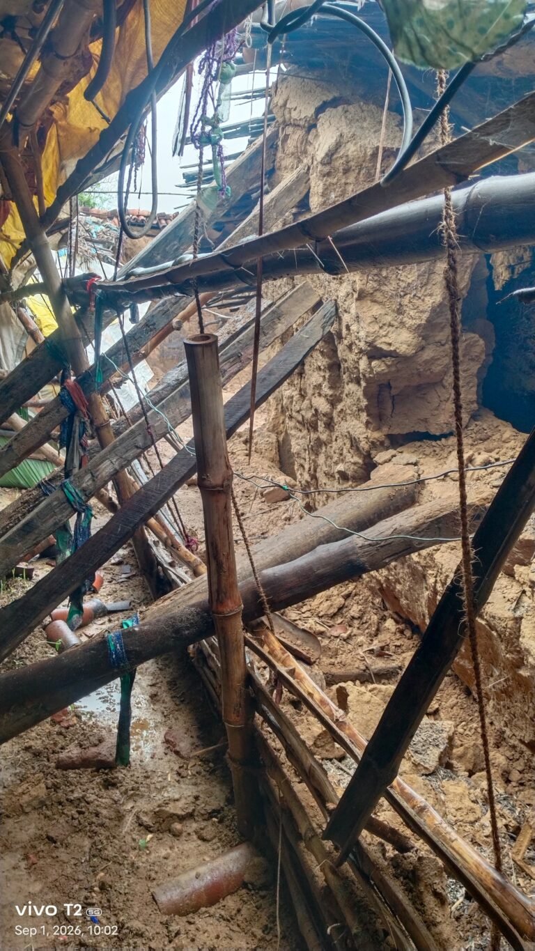 लगातार बारिश में मिट्टी का घर भरभराकर गिरा, गरीब परिवार बेघर