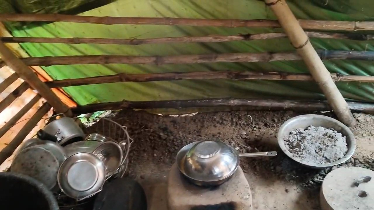 लगातार बारिश में मिट्टी का घर भरभराकर गिरा, गरीब परिवार बेघर 11 लगातार बारिश में मिट्टी का घर भरभराकर गिरा, गरीब परिवार बेघर - गढ़वा, झारखंड