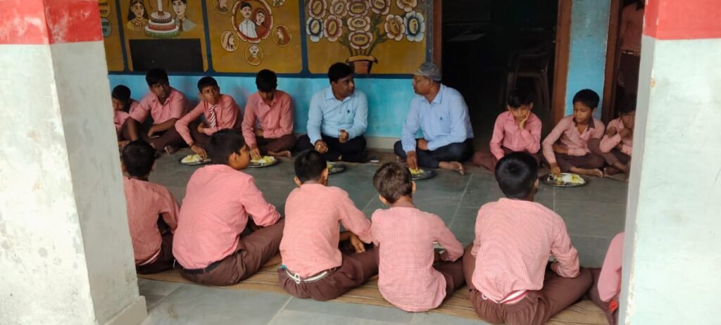 बच्चों के साथ बैठकर एसडीएम ने चखा मध्याह्न भोजन विद्यालय की व्यवस्थाओं का लिया जायजा, पठन-पाठन व भोजन व्यवस्था पर जताई संतुष्टि 1 बच्चों के साथ बैठकर एसडीएम ने चखा मध्याह्न भोजन विद्यालय की व्यवस्थाओं का लिया जायजा, पठन-पाठन व भोजन व्यवस्था पर जताई संतुष्टि - SONBHADRA, उत्तर प्रदेश